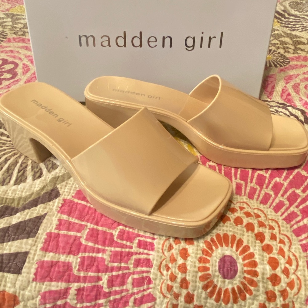 Nude heeled slide